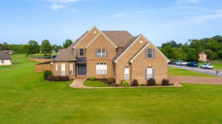 1st image of 335 Country Lake Cir