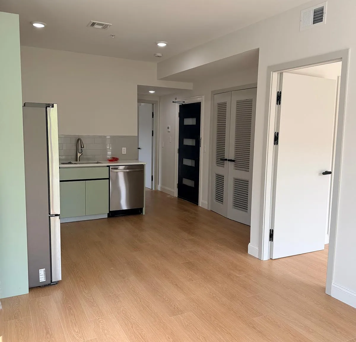 2 bed, 723 sqft, $3,100 — Photo 3