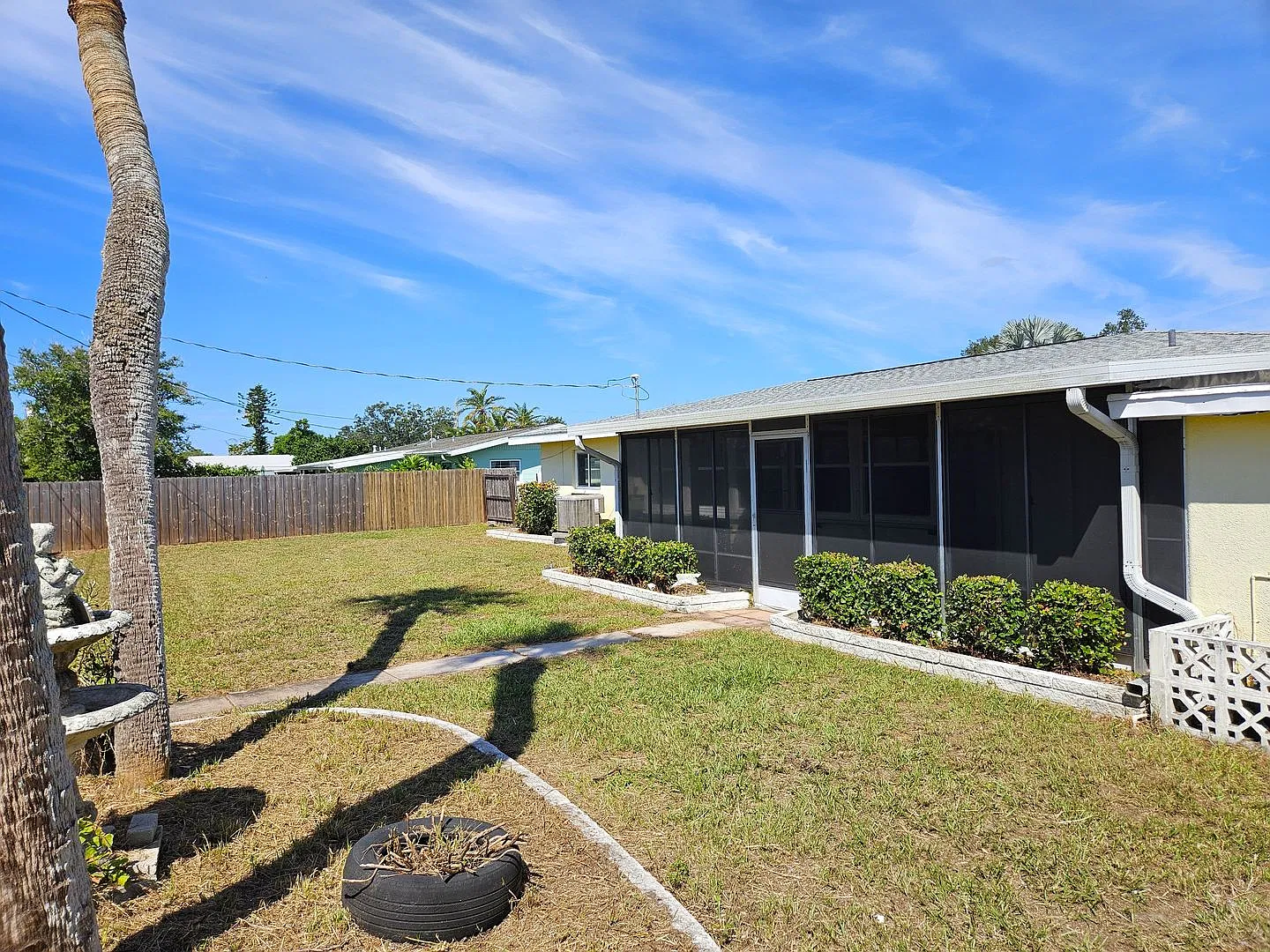 Annual Unfurnished 2 Bed / 2 Bath Home with Large Fenced Backyard in Central Venice! — Photo 2