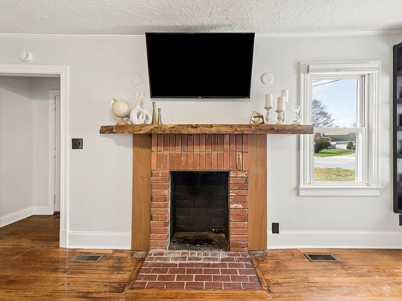 4th image of 414 S Maple St