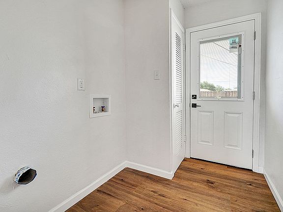 3rd image of 1845 E 49th St