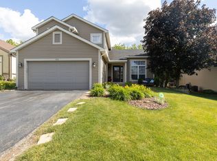 430 Thunder Rdg, Lake In The Hills, IL 60156