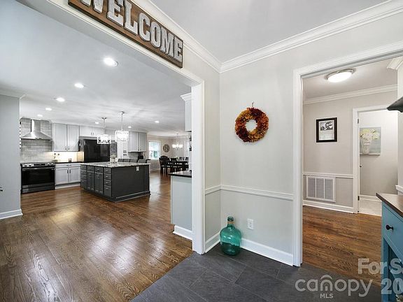 3rd image of 926 Meadow Lakes Rd