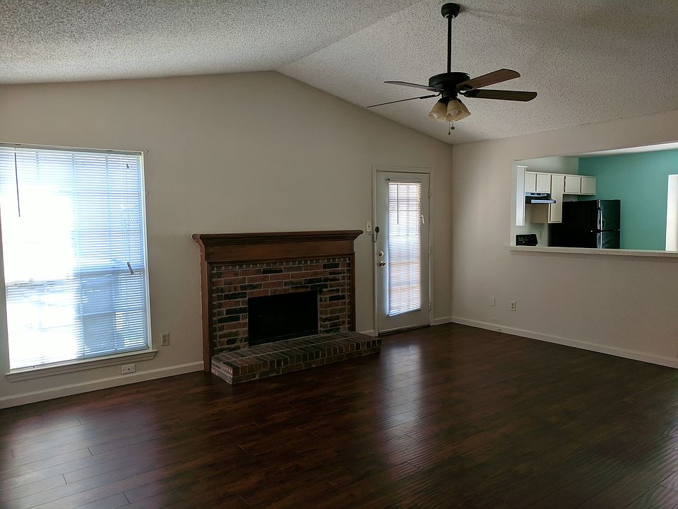 Living Room - Fire Place - Cathedral Ceilings w/ Ceiling Fan