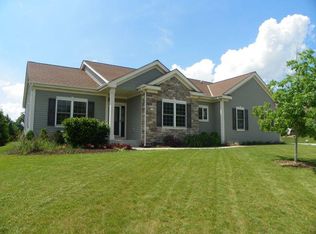 625 Augusta Dr, Mukwonago, WI 53149