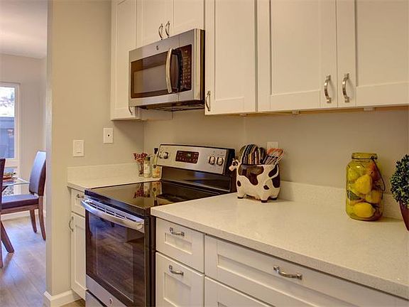 5th image of 121 Buckingham Dr Unit 18