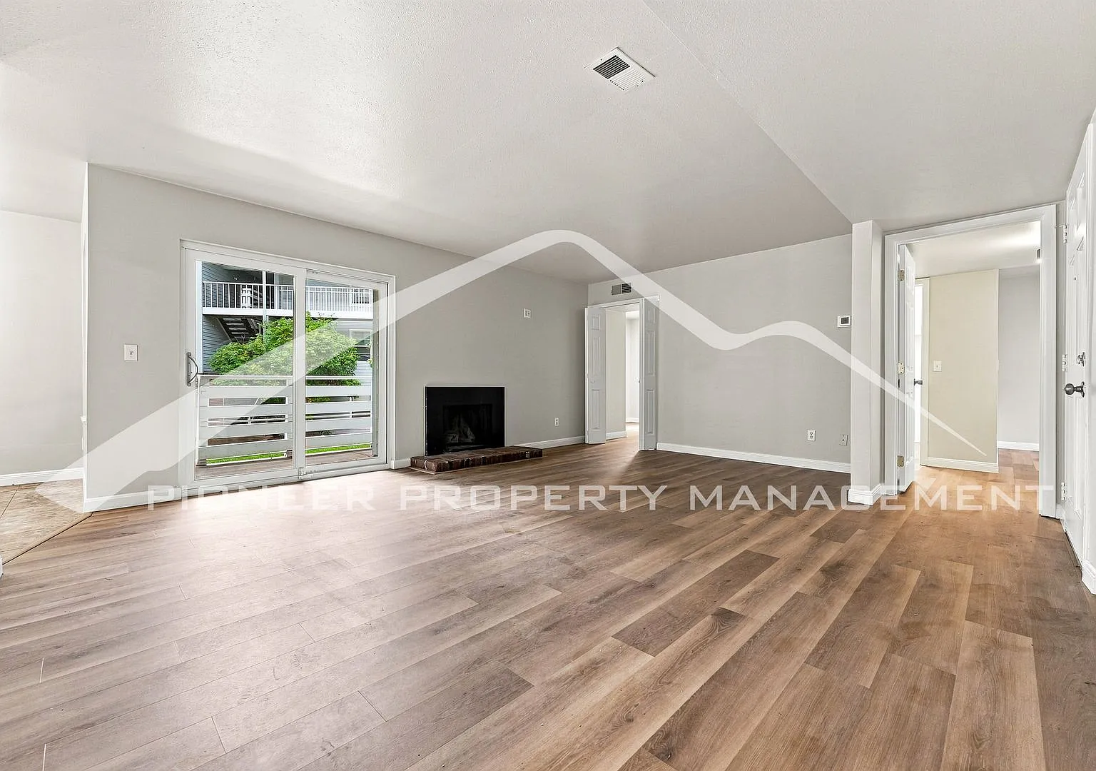 Spacious Condo with Central AC and Washer/Dryer — Photo 4