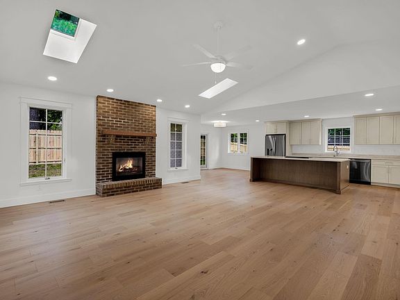 2nd image of 2405 E Queens Way