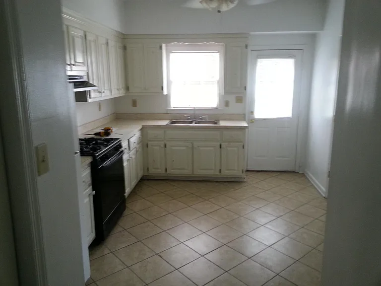 721 W Clay St — Photo 3