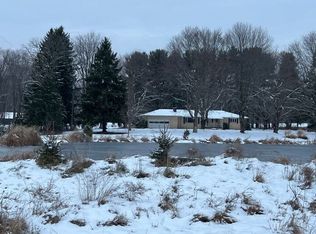 41 Hamburg Rd, Transfer, PA 16154