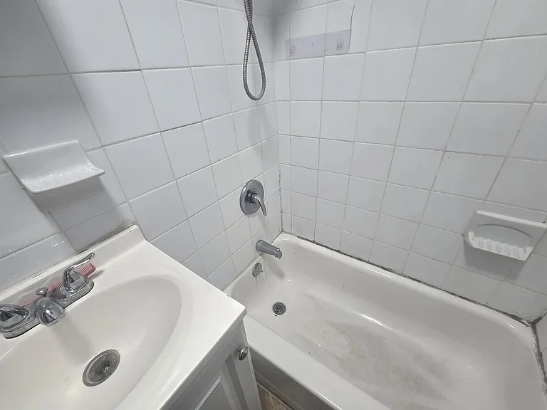 550 N Grove St #3 — Photo 2