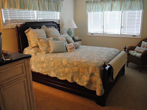 Guest Bedroom Main Floor (Queen Bed)