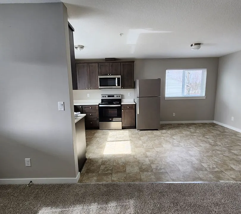 751-757 Plymouth Dr N