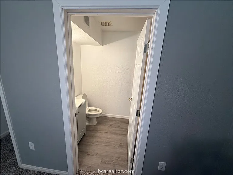 527 Sw Pkwy #104 — Photo 2