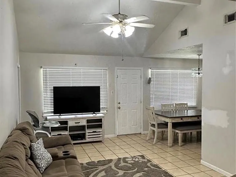 805 Northbend Dr — Photo 2
