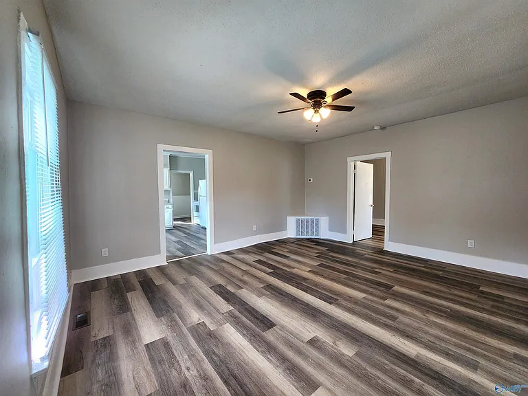 1426 Stevens Ave NE — Photo 6