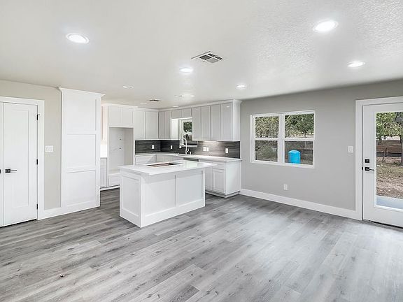 4th image of 201 Country Haven Ln