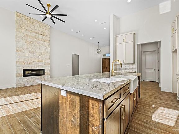 5th image of 3018 N Adler Ave