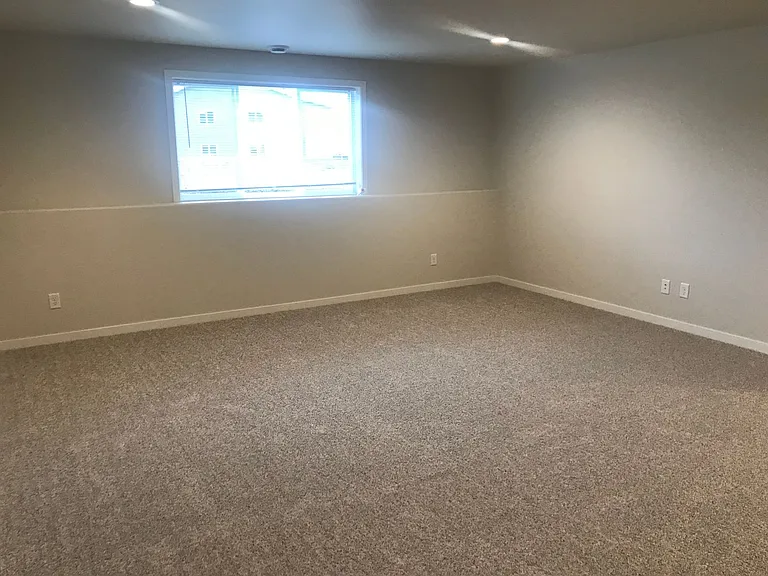 920 Albert Dr W — Photo 4