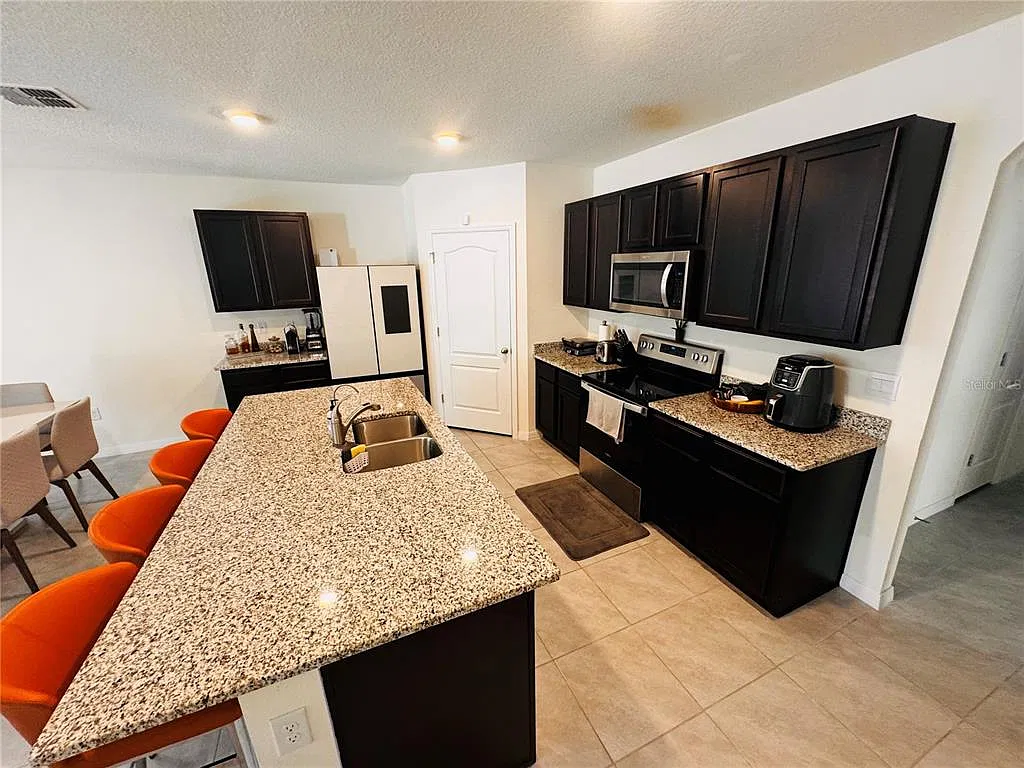 4 bed, 2.0 bath, 1830 sqft, $2,390 — Photo 2
