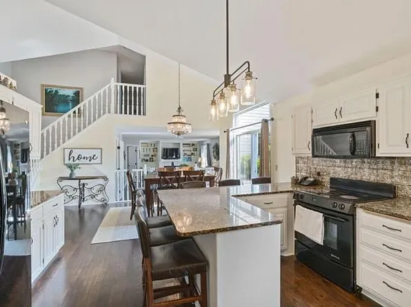 1599 Coventry Ln, Shakopee, MN 55379