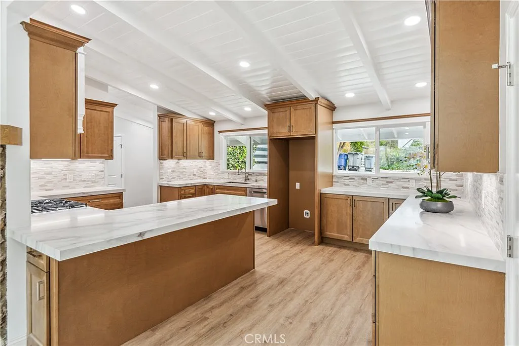 4 bed, 2046 sqft, $6,200 — Photo 3