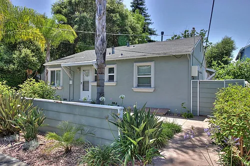 545 University Dr #1 Photo 1