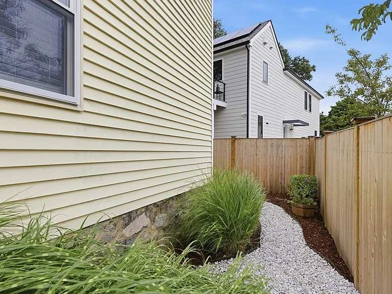98 Grove St — Photo 28