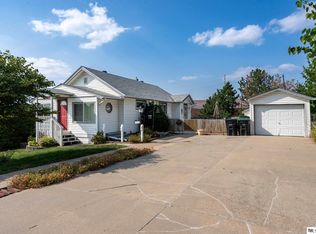 5712 R St, Omaha, NE 68117