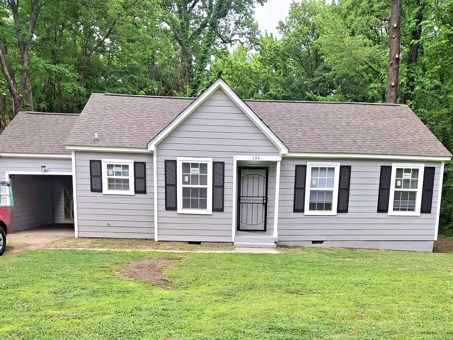 3 bed, 956 sqft, $1,095 — Photo 1