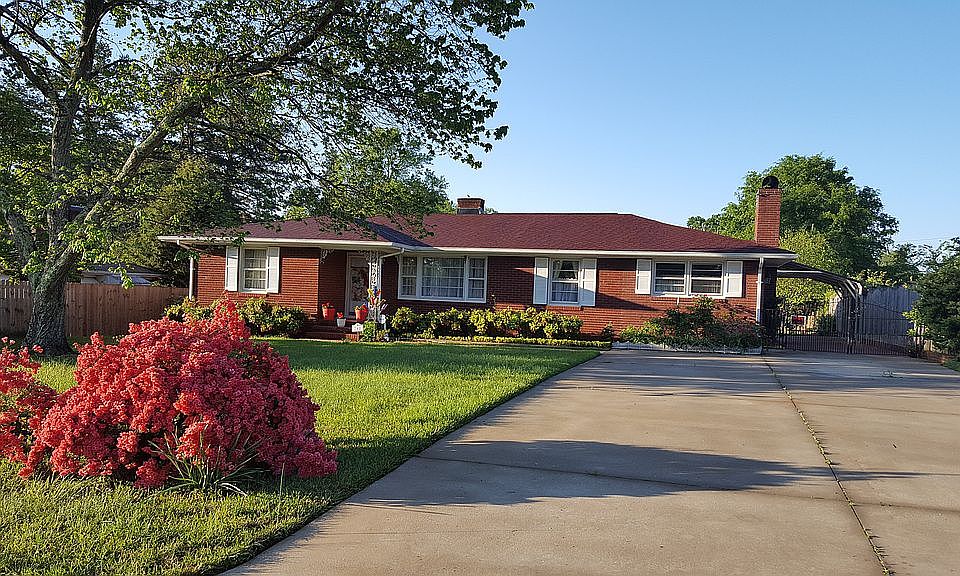 Double driveway w/carport