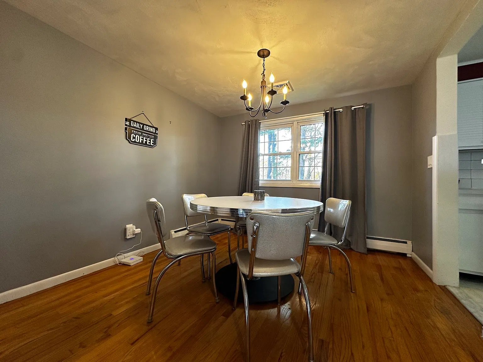 4 bed, 2.0 bath, 1809 sqft, $3,750 — Photo 4