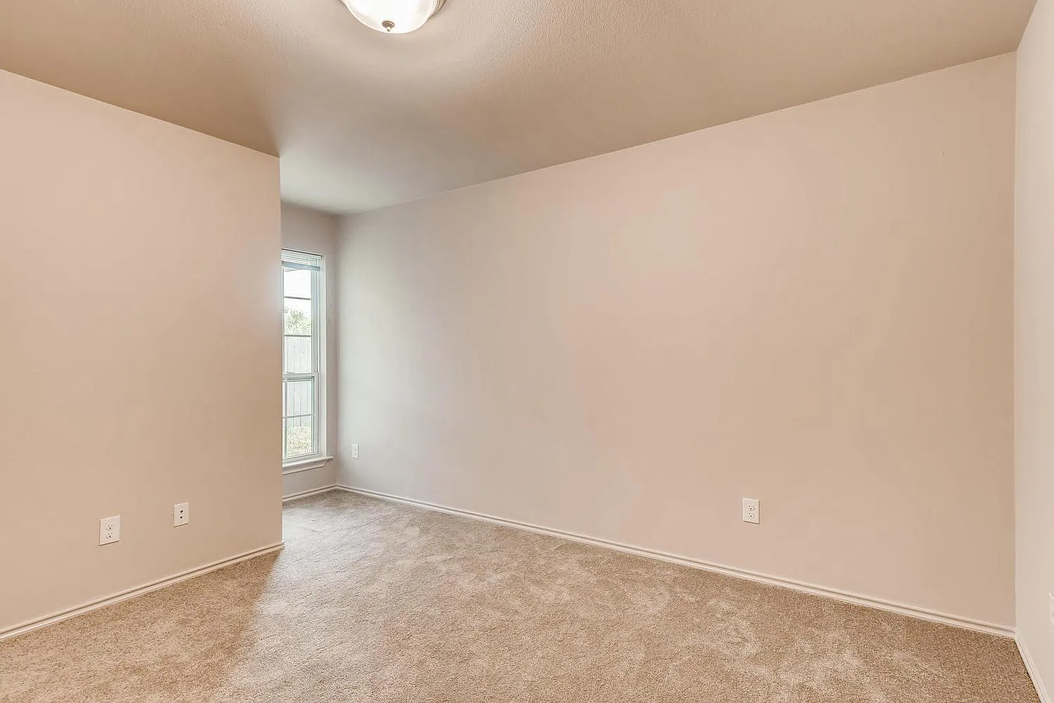 920 Fieldwood Dr — Photo 1