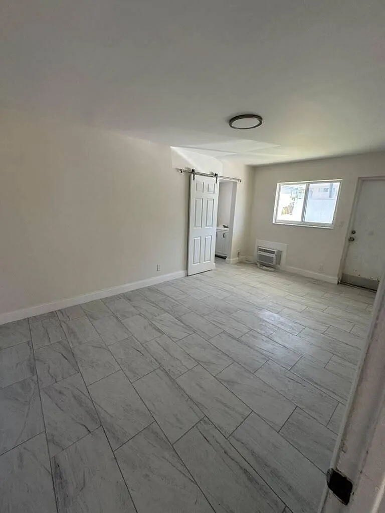 1 bed, 1.0 bath, 3850 sqft, $2,850 — Photo 3