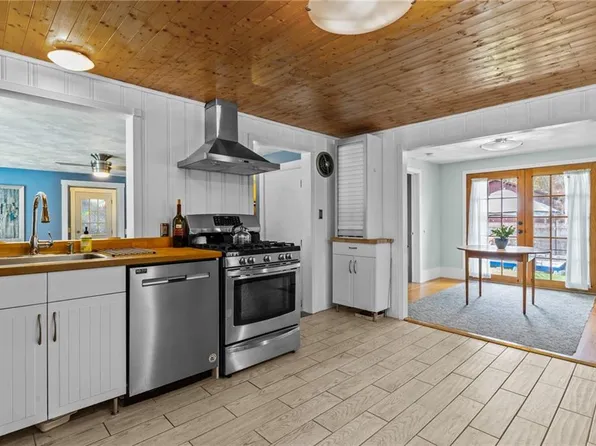 26 Spruce Dr, Scituate, RI 02831