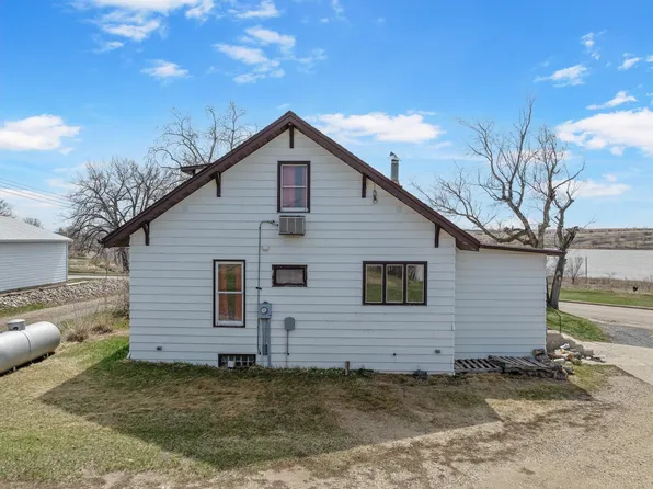 202 3rd Ave NW, Kenmare, ND 58746