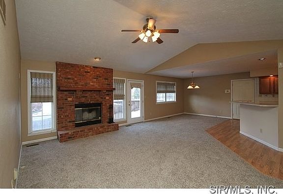 FamilyRoom w Fireplace