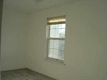 5th image of 415 Surrey Club Ln