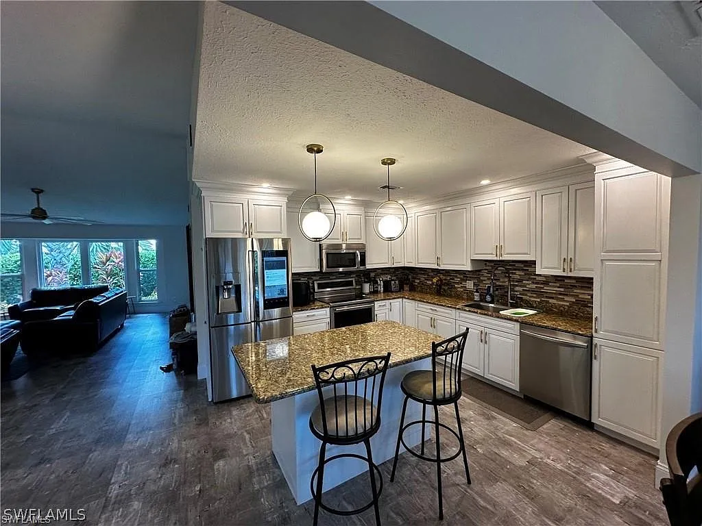 3 bed, 2.0 bath, 2150 sqft, $4,950 — Photo 3