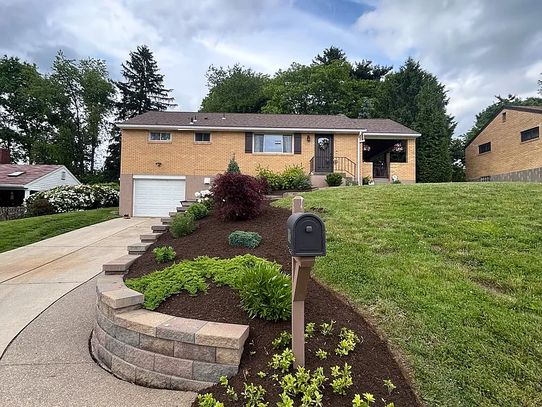 110 N Spruce Dr — Photo 1