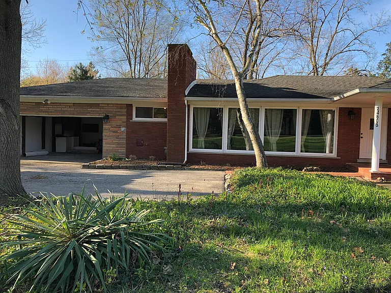 24605 N Cromwell Dr — Photo 2