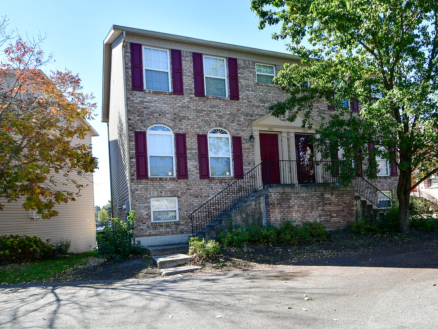 Fully Furnished 2BR/2BA Townhome w/ 2-Car Garage All Utilities Included — Photo 3