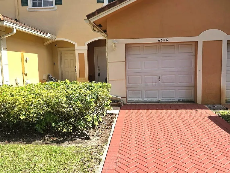6606 Catalina Ln — Photo 2