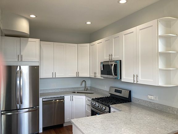 2nd image of 3281 W Wrightwood Ave #3