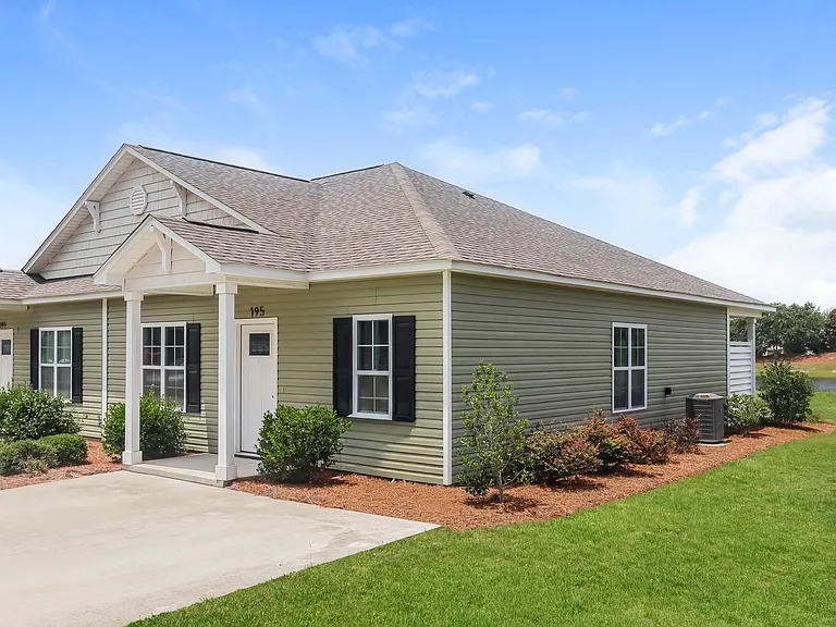 195 Highlands Glen Dr — Photo 1