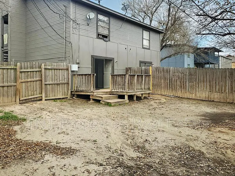 306 Manuel Dr #D — Photo 2