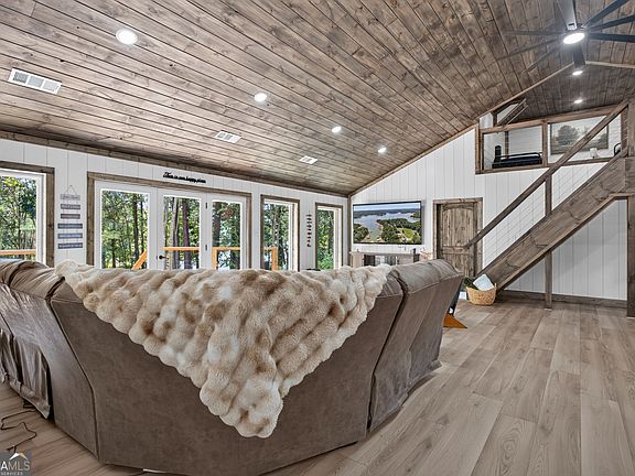 3rd image of 155 Joann Cir