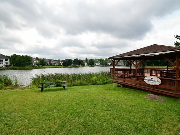 5th image of 19 Lakeridge Dr