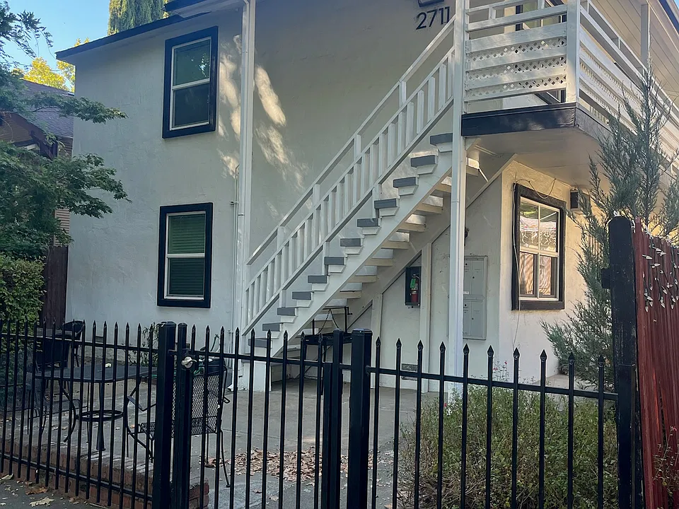 2711 E St #2
