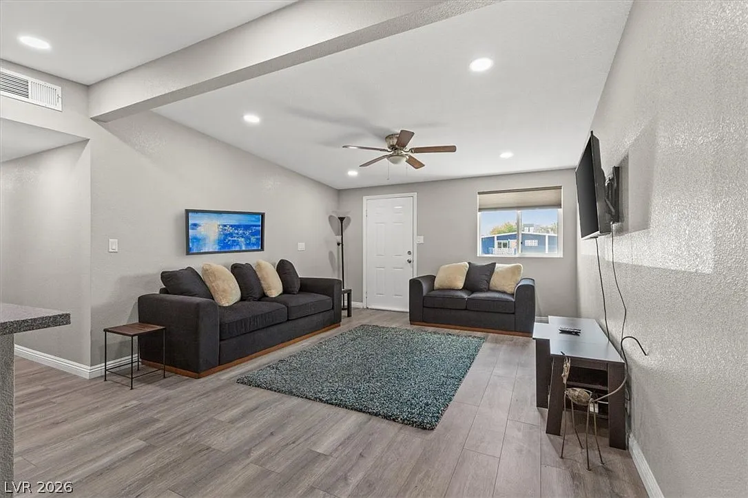 3 bed, 1178 sqft, $2,495 — Photo 3